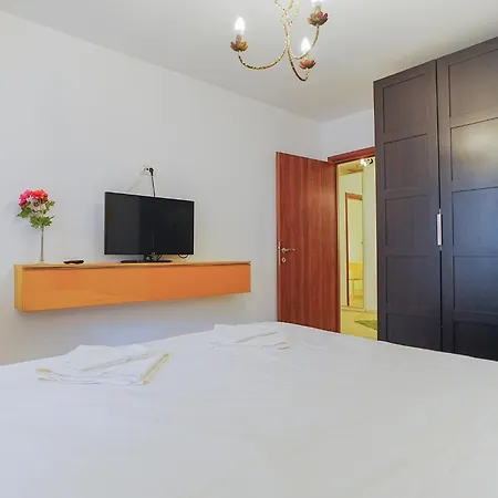 Hideaway Near Parliament Building * 布加勒斯特