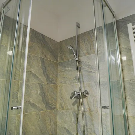 Hideaway Near Parliament Building 公寓 *